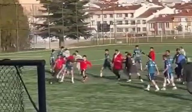 Eskişehir'de sahada yumruklar konuştu! Futbolcular birbirine girdi