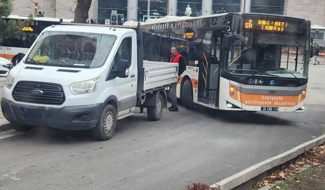 Eskişehir'de hatalı park çileden çıkardı! Belediye otobüsü yolda kaldı