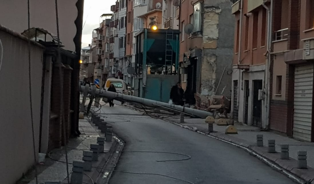 Eskişehir'de faciadan dönüldü: Devrilen direğin altında kalmaktan son anda kurtuldular