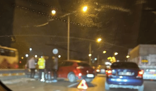 Eskişehir'de trafik kazası: Otomobil refüje çarptı