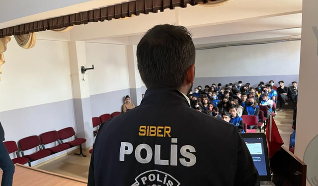 Eskişehir'de polis veli ve öğretmenleri siber suçlara karşı bilgilendirdi