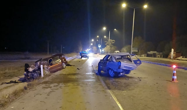 Komşuda korkunç kaza... Araçlar hurdaya döndü: 5 yaralı