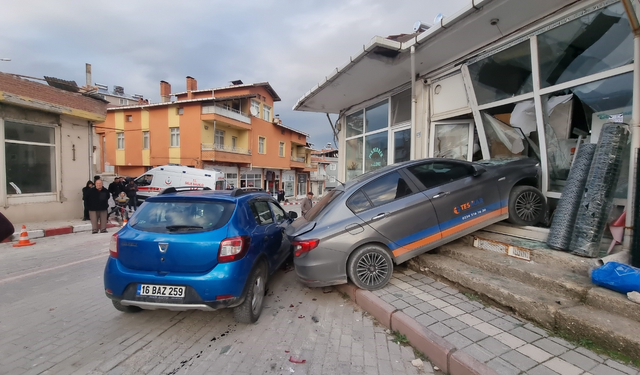 Komşuda yok artık dedirten kaza: Araç iş yerinin deposuna daldı