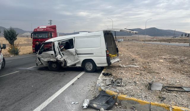 Komşuda kontrolünü kaybeden minibüs refüje girdi: 6 yaralı