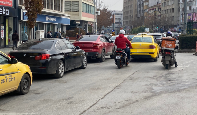 Eskişehir'de yapılan yıkım çalışması trafiği felç etti