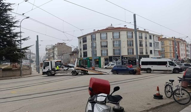 Eskişehir'de kontrolden çıkan araç tramvay direğine çarptı: Seferler aksadı!