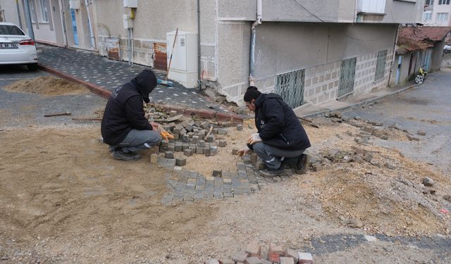 Sivrihisar'da yağış nedeniyle bozulan yollar onarılıyor