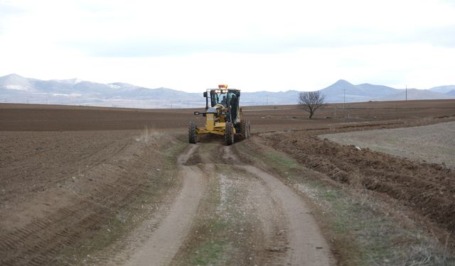 Sivrihisar'da tarla yolu çalışmaları devam ediyor