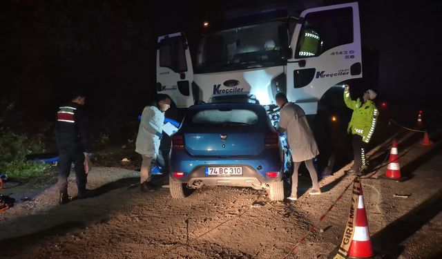 Katliam gibi kaza! Parti dönüşü yarış yapan gençler kamyonun altına girdi