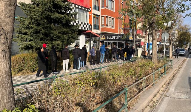 Eskişehir'de soğuk havaya rağmen sıcak simit için dakikalarca beklediler