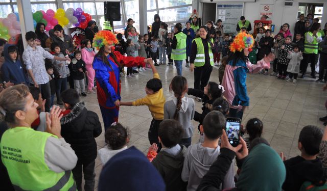 Eskişehir'de gönüller 450 çocuğa kışlık bot yardımı yaptı