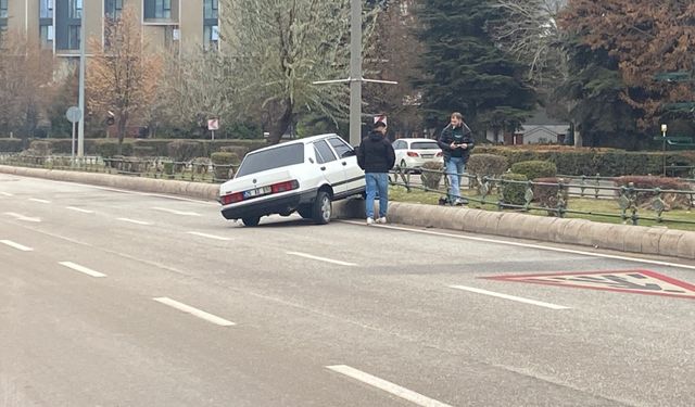 Eskişehir'de korkutan kaza! Tofaş marka araç refüje savruldu