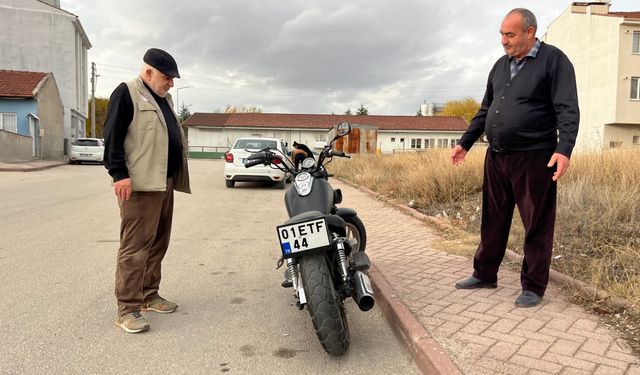 Eskişehir'de 2 aydır sahipsiz kalan motosiklete esnaf sahip çıkıyor