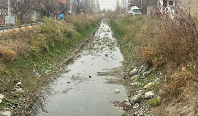 Eskişehir'de sulama kanalından çıkan çöpler hayrete düşürdü