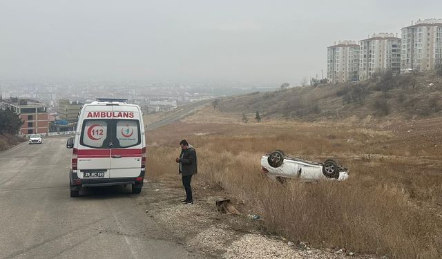 Eskişehir'de kaygan yol kaza getirdi: Kontrolden çıkan araç şarampole yuvarlandı