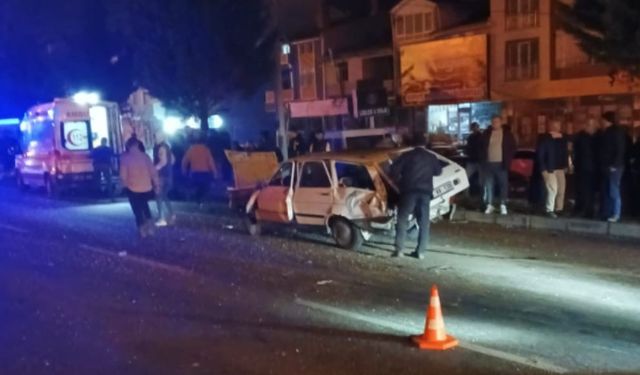 Komşuda otomobille kamyon kafa kafaya çarpıştı: 2 yaralı