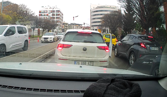 Eskişehir trafiğinde korkutan dakikalar! Yumruk yumruğa birbirlerine girdiler