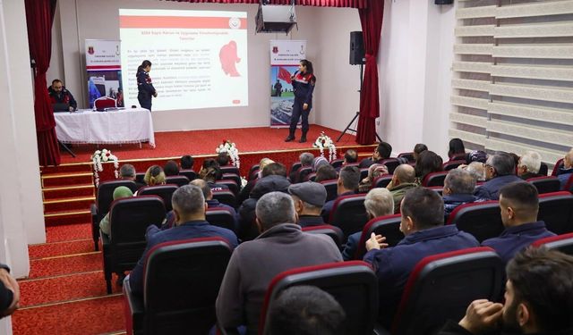 Eskişehir'de jandarma ekiplerinden kamu personeli ve muhtarlara özel seminer