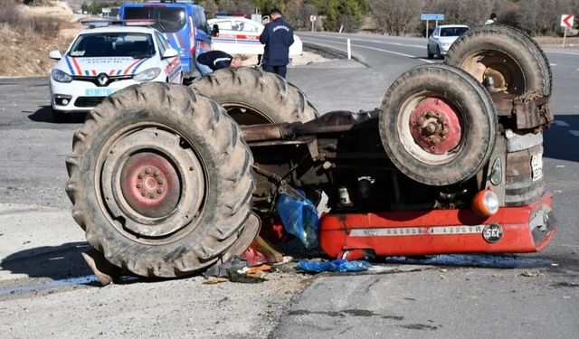 Traktör ile kamyonet birbirine girdi: 79 yaşındaki sürücü yaralandı