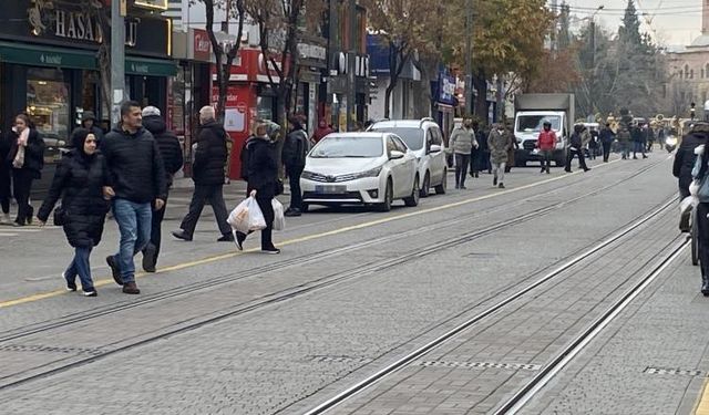 Eskişehir'deki araç yoğunluğu trafik kurallarını hiçe sayıyor