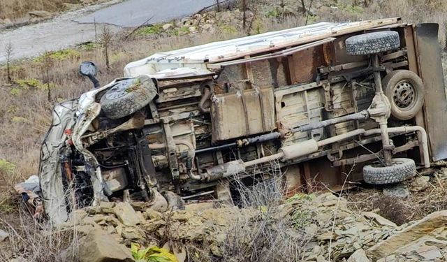 Hayvan yüklü kamyonet otomobille çarpıştı: 2 yaralı