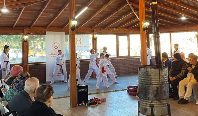 Eskişehir'de huzurevi sakinleri gençlerin gösterisini hayranlıkla izledi