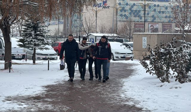 Aile vahşeti! Annesini boğarak, kız kardeşini tabancayla katletti