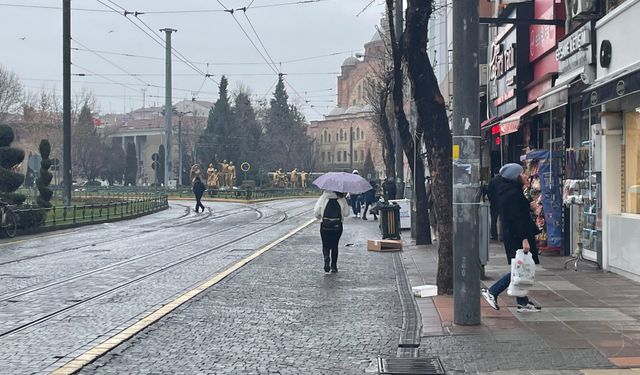 Sağanak yağış Eskişehir'i vurdu: Vatandaşlar hazırlıksız yakalandı