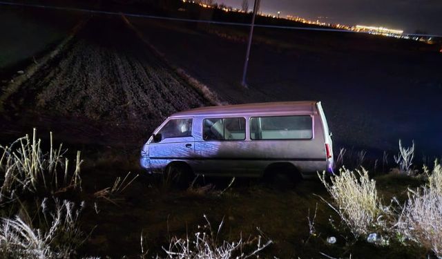 Eskişehir'de minibüs yoldan çıktı: Yaralılar var