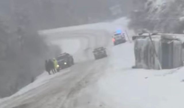 Buzlanan yol tehlike saçtı: 2 yaralı