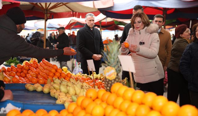 Başkan Ünlüce pazar esnafı ve vatandaşla buluştu