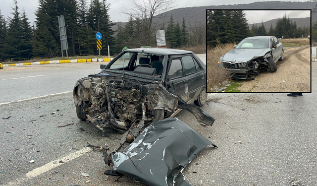 Eskişehir'de kavşak kazası: Otomobiller paramparça oldu!