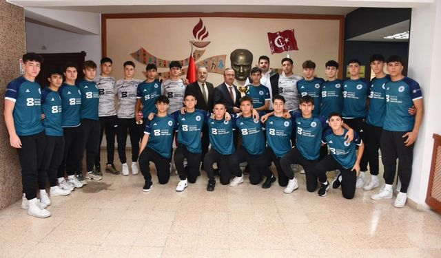 Eskişehir şampiyonu olan futbol takımı İl Milli Eğitim Müdürü ile bir araya geldi