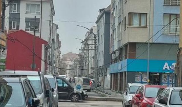 Eskişehir'de elektrik kabloları yola sarktı: "Arabalar geçemiyor"