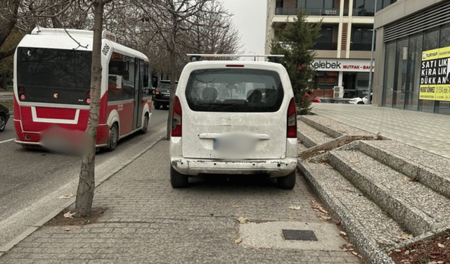 Eskişehir'de duyarsız sürücü aracını kaldırıma park etti