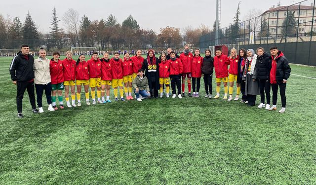 Ertorun’dan Eskişehirspor Kadın Futbol Takımı'na destek ziyareti