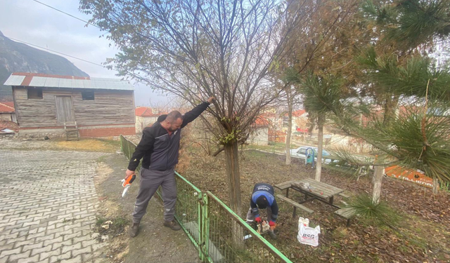 İnönü'de kaldırımlar onarıldı, sokaklar temizlendi