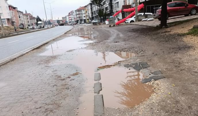 Orhangazi Mahallesi'nde yol yağmur sonrası çamurla kaplandı