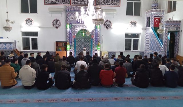 Eskişehir'de lise öğrencileri teravih namazında buluştu