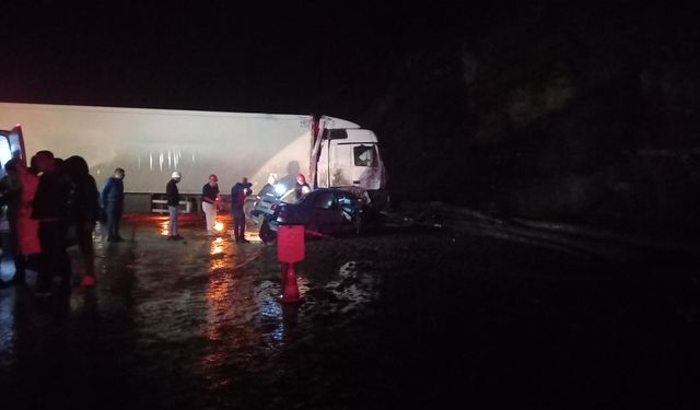 Komşuda otomobilin üzerine tır devrildi: 1 ölü, 1 yaralı