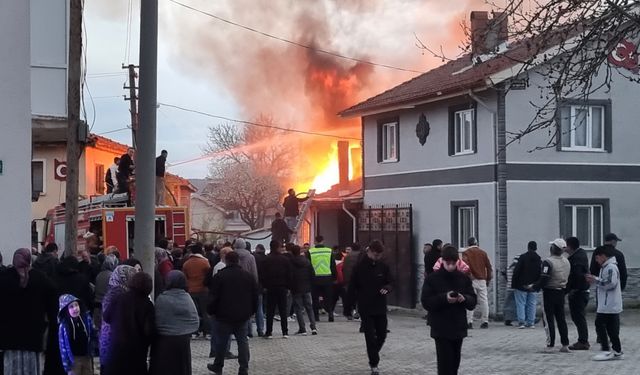 Kütahya’da yanan ev kullanılamaz hale geldi