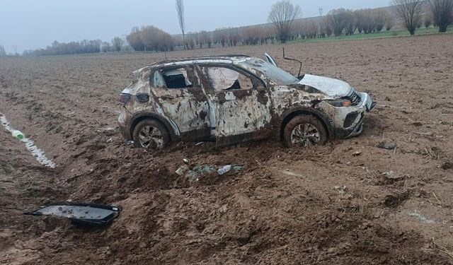 Komşuda otomobil şarampole devrildi: 2 yaralı