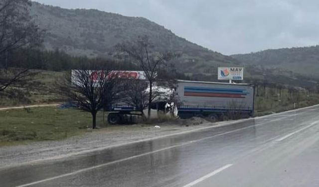Komşuda kaygan yol kazaya davetiye çıkardı! Tır şarampole devrildi