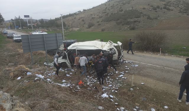 Komşuda minibüs devrildi: 3 yaralı