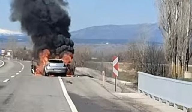 Eskişehir'in komşusunda seyir halindeki otomobil alev alev yandı
