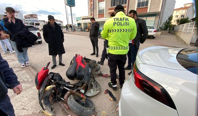 Bilecik’te motosiklet park halindeki otomobile çarptı: 15 yaşındaki sürücü yaralandı