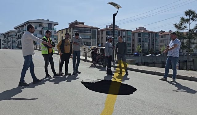 Komşuda panik anları: Yol çöktü, 3 metre çukur oluştu!