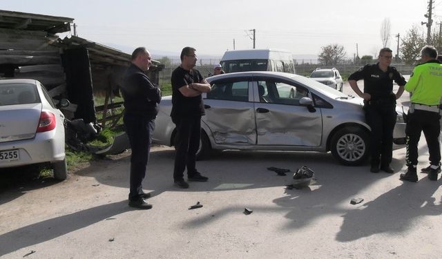 Komşuda 2 otomobil çarpıştı: 2 yaralı