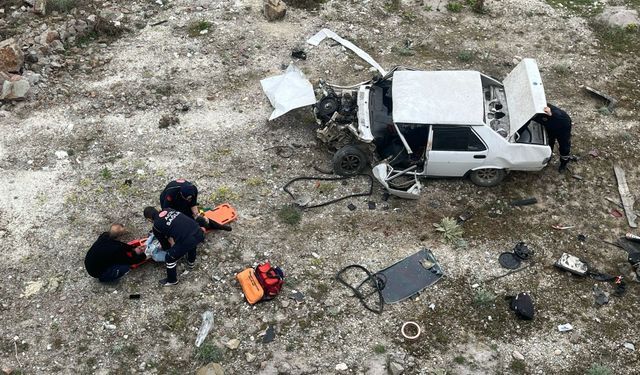 Eskişehir'in komşusunda 7 metreden uçan otomobil ikiye bölündü