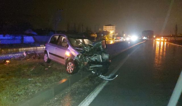 Komşuda traktörle çarpışan araç hurdaya döndü: 2'si çocuk 4 yaralı